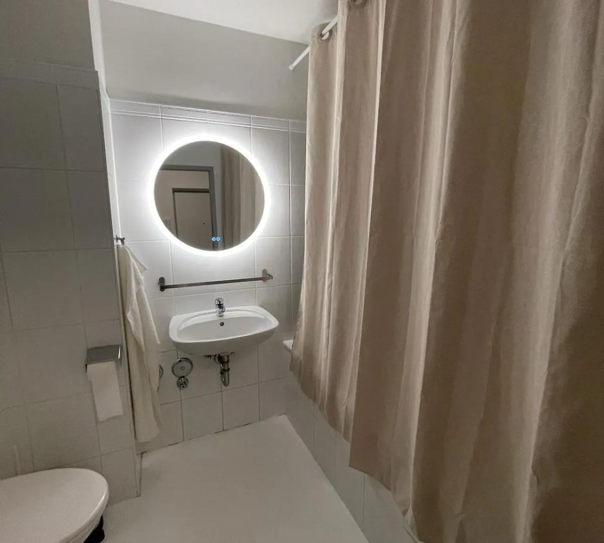 Traumwohnung Mit Balkon Im 17 Bezirk Vienna Apartment